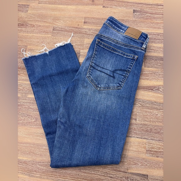 American Eagle Hi-Rise Cropped Flare Jean - Size 6 - Picture 6 of 9